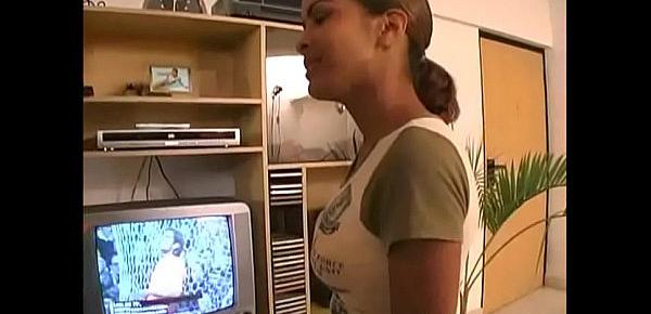  Panameña Milly - La llaman para reparar un TV y termina recibiendo pinga.